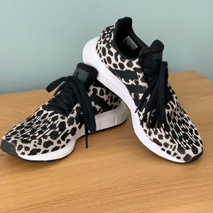 Adidas Swift in Raw White/Core Black/Carbon